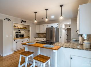 5398 Gunpowder Dr, Hickory, NC 28601