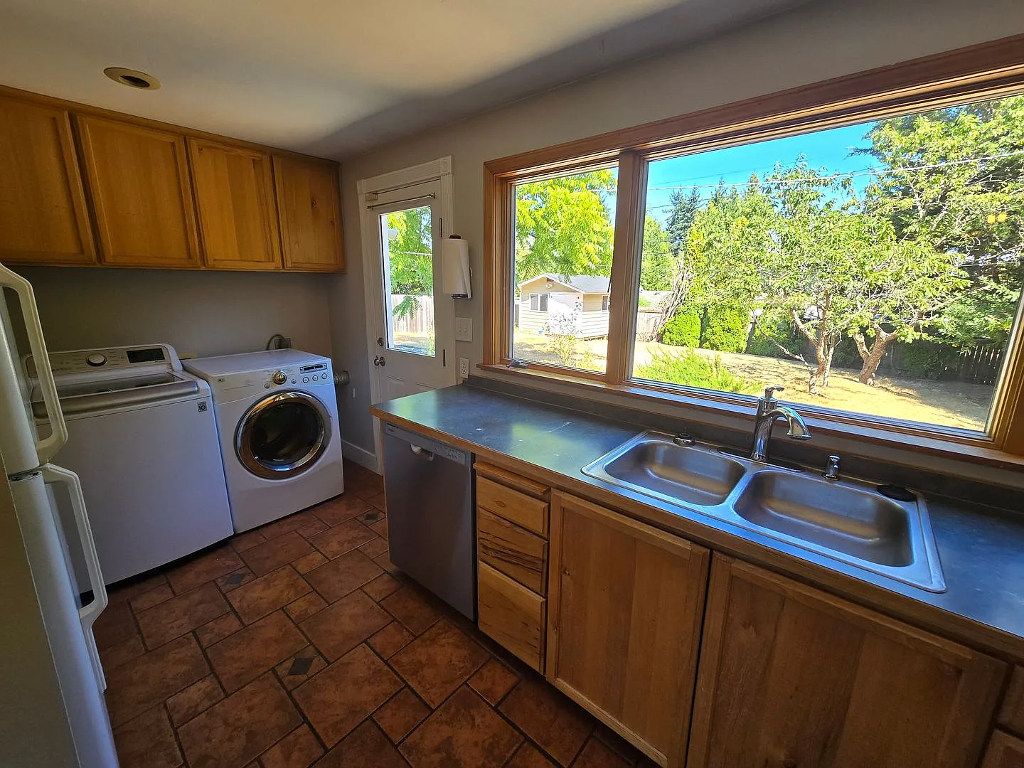 Beautiful Shoreline Home with Extra Outdoor Space — Photo 4