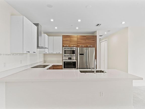 4th image of 718 Valencia Ave Unit 408