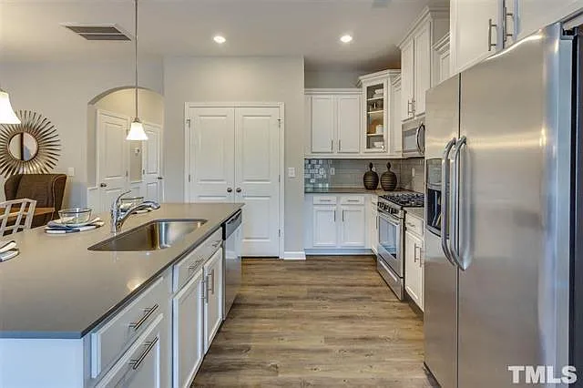 3 bed, 2.5 bath, 1723 sqft, $1,825 — Photo 2