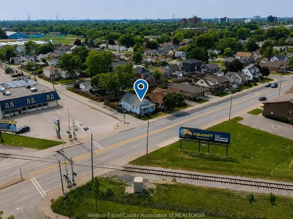 2429 Howard Ave, Windsor, ON N8X 3V5