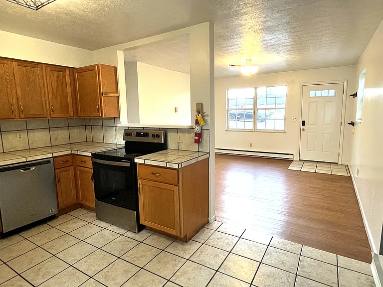 1020 Arrowhead Dr — Photo 2