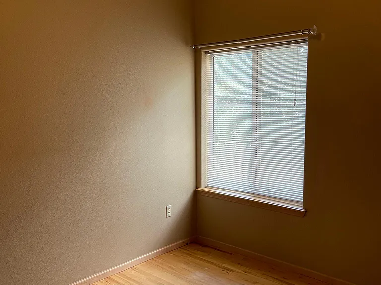 551 S Linn St #12 — Photo 16