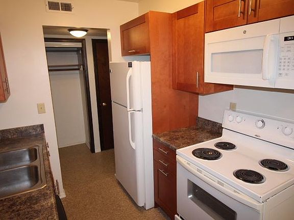 3rd image of 1810 H St APT 1