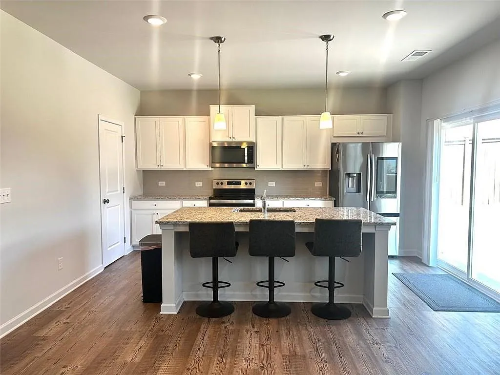 5 bed, 3.0 bath, 2646 sqft, $2,600 — Photo 2