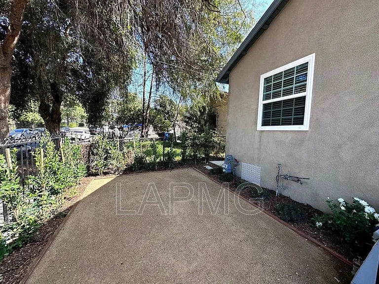 1460 Ricardo St — Photo 28