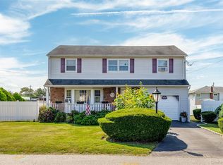 10 Paine St, Lindenhurst, NY 11757