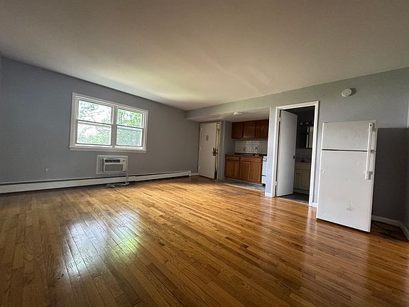 5th image of 838-5B Wood Ave #B5