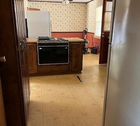 3rd image of 218 Stephens Road