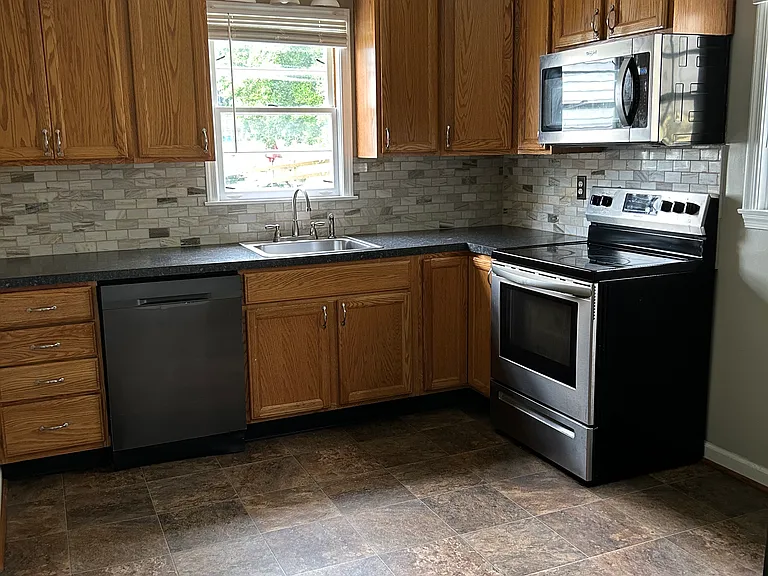 1607 Main St #A — Photo 2