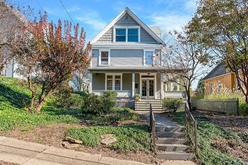 561 4th St photo 1