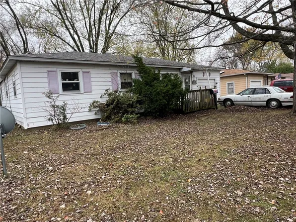 705 E Orlando Dr, Robinson, IL 62454