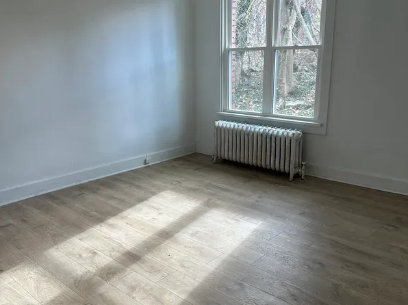 5882 Darlington Rd, Pittsburgh, PA 15217