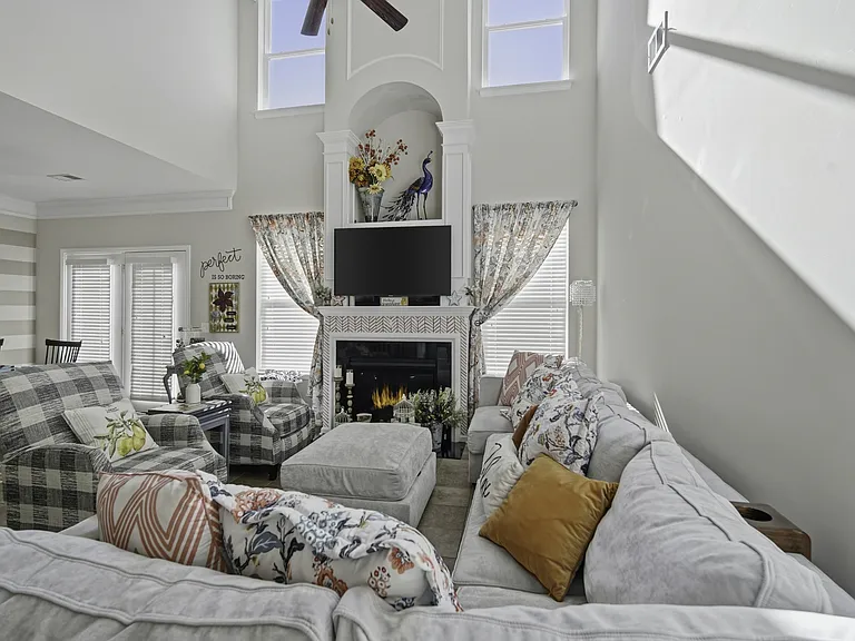 225 Urbano Ln — Photo 7