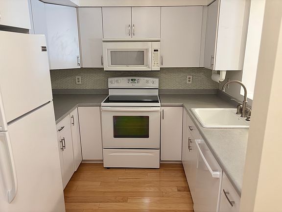 5th image of 351 Pemberwick Rd APT 916