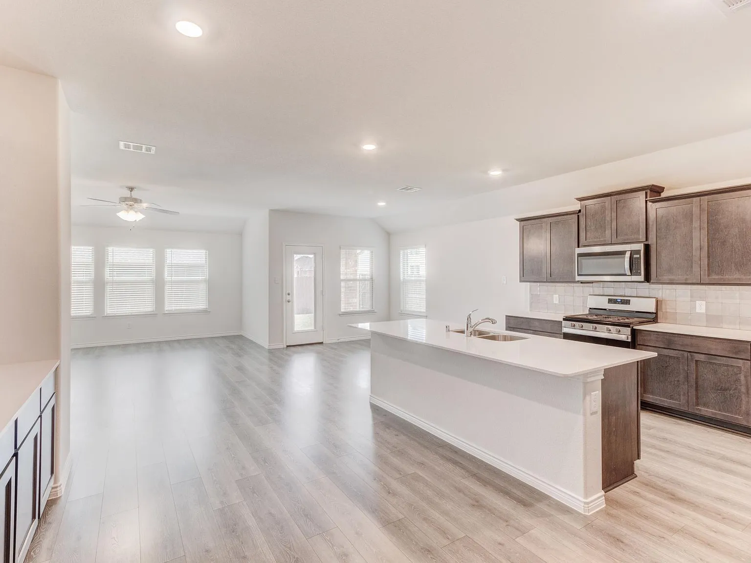 4 bed, 2036 sqft, $2,200 — Photo 4