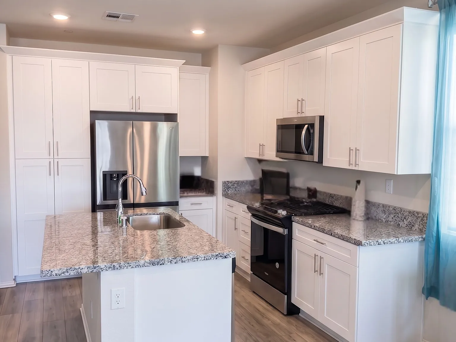 211 N Vincent Ave — Photo 1
