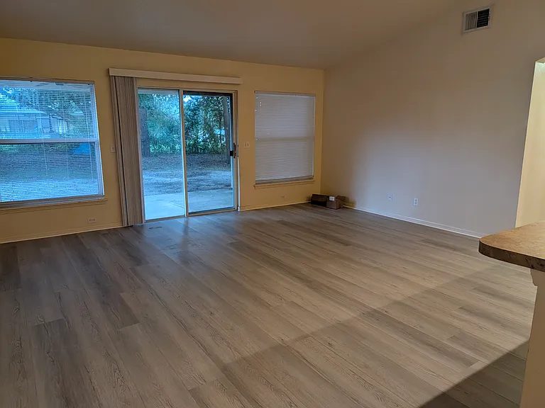 452 E Hillcrest St — Photo 7