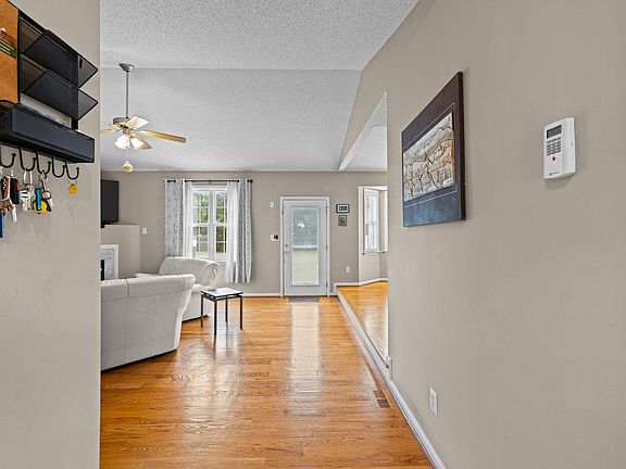 4th image of 1320 Greenbranch Ln