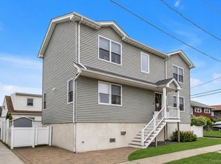 27 Radcliffe Rd, Island Park, NY 11558