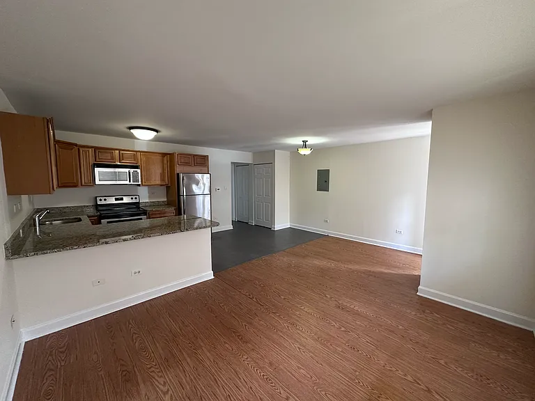 1004 Des Plaines Ave — Photo 3