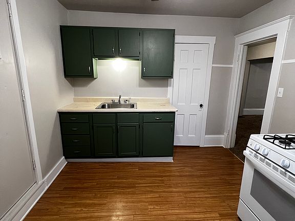 5th image of 231 Pleasant St APT 3