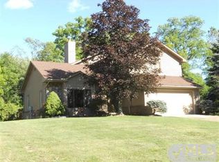 25020 Lindenwood Ln, Southfield, MI 48033