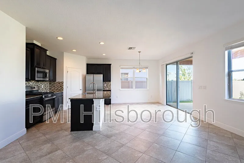 3 bed, 2.5 bath, 1936 sqft, $2,700 — Photo 2