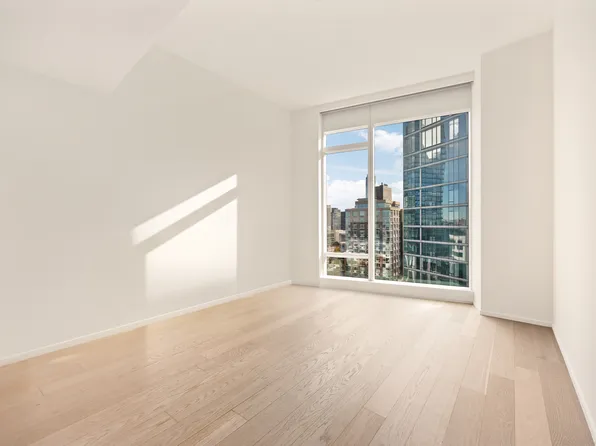 30 Riverside Boulevard image 3 of 10