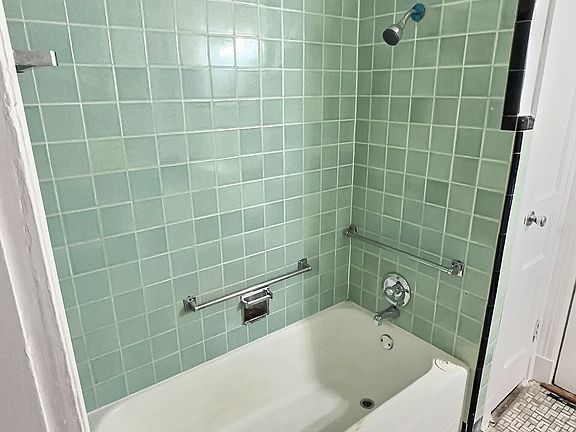 4th image of 1621 Glenview Ave #D