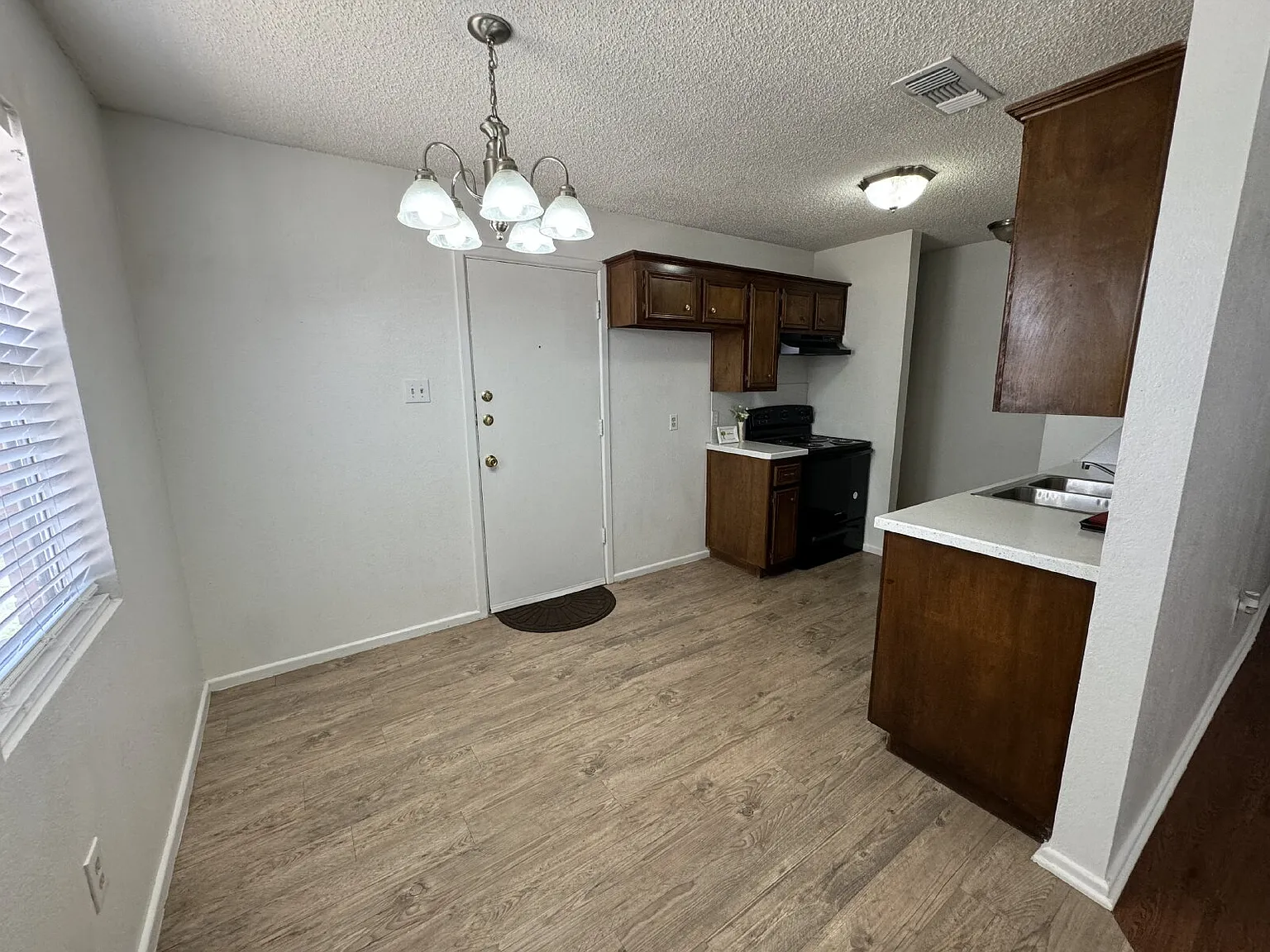2 bed, 1.0 bath, 850 sqft, $850 — Photo 3