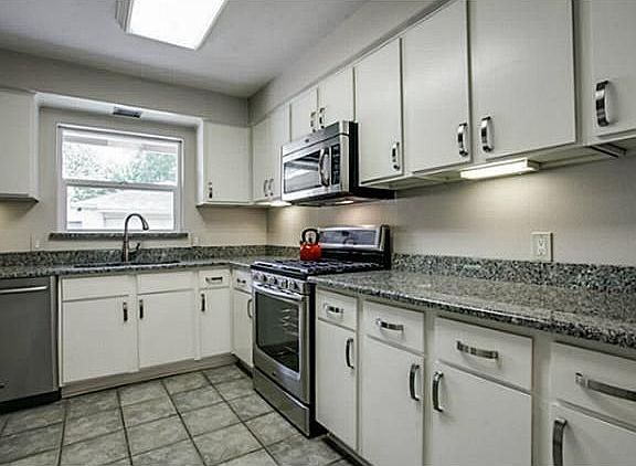 3rd image of 6446 Glennox Ln
