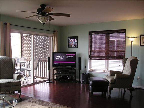 Large Living Room - Gleaming Wood Floors