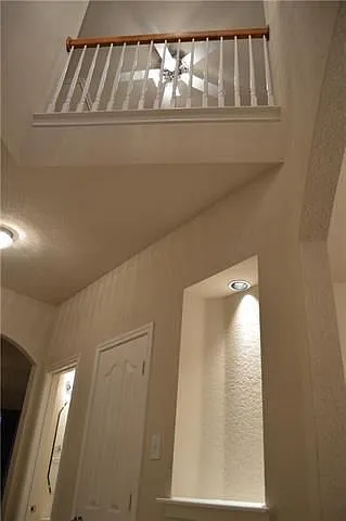Beautiful Home on a Spacious corner lot — Photo 4