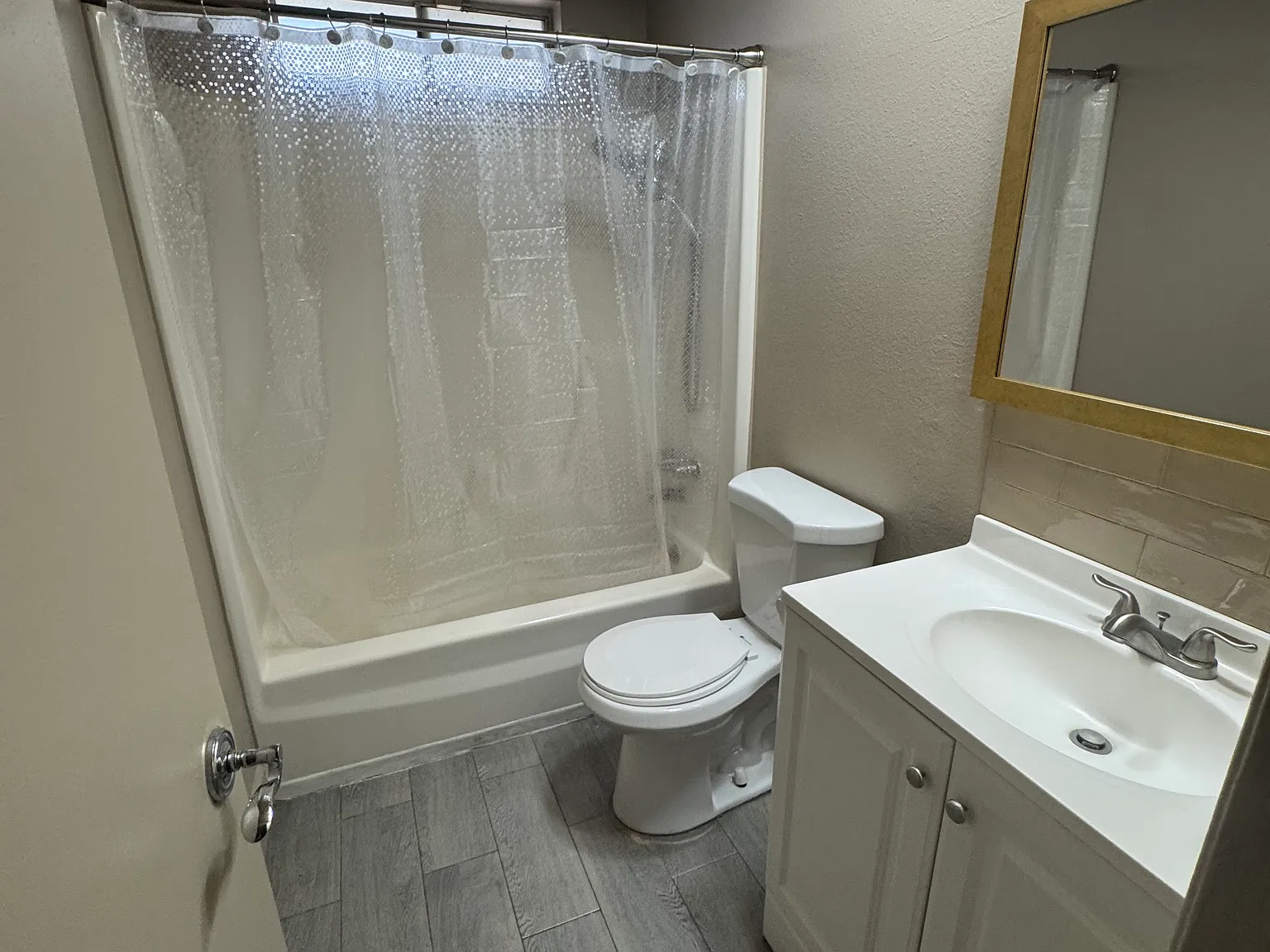 2 bed, 945 sqft, $1,800 — Photo 1