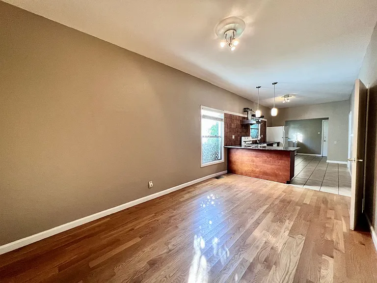 3209 Hannah St — Photo 5