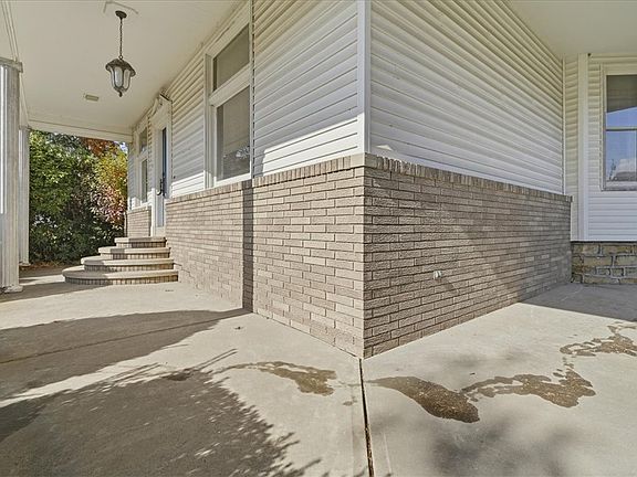 3rd image of 104 King St