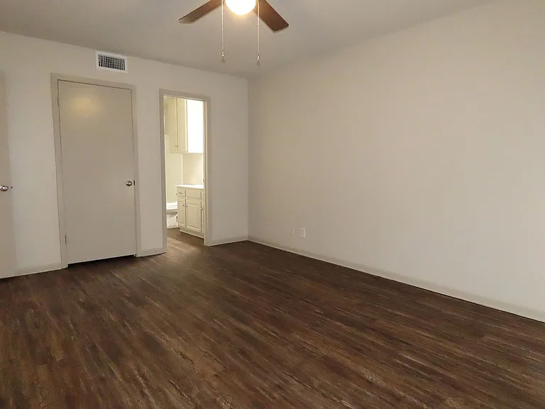 704 Kelli — Photo 23