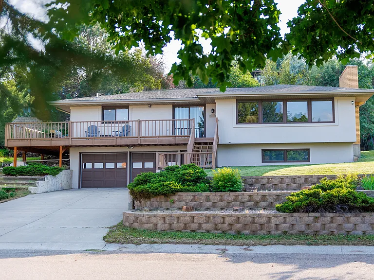 2750 Greenbriar Dr — Photo 1