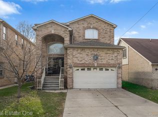 6067 N Vernon St, Dearborn Heights, MI
