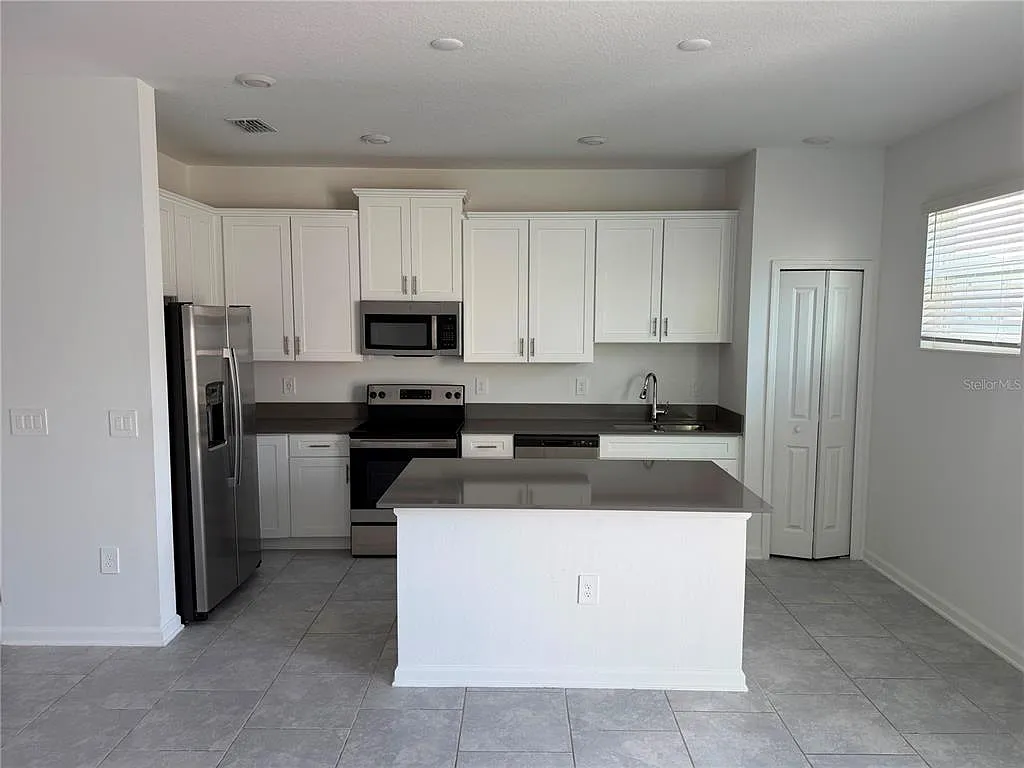 3 bed, 2.5 bath, 1793 sqft, $2,300 — Photo 3