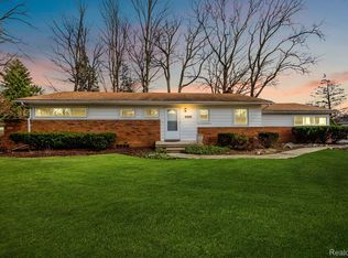 28390 New Castle Rd, Farmington Hills, MI 48331