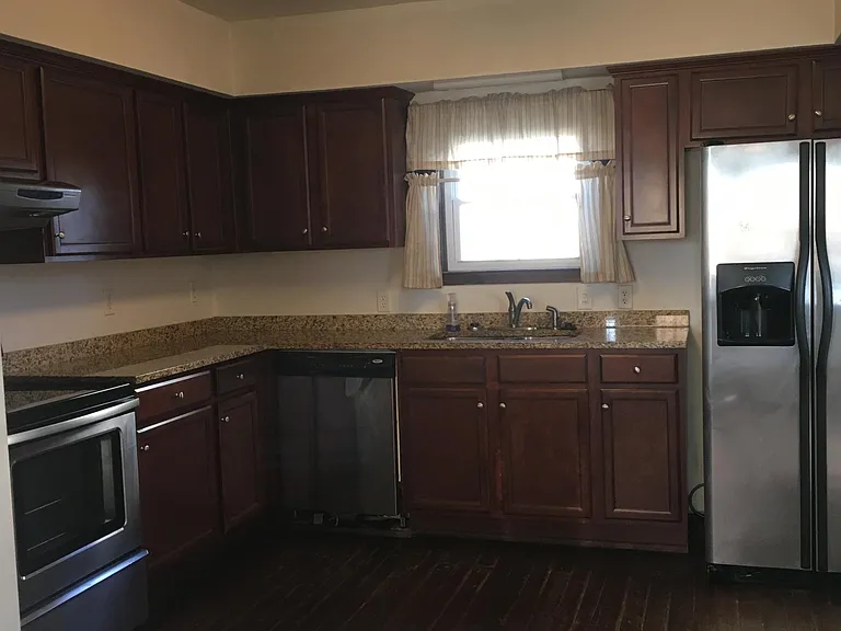 415 Bridgewater St — Photo 3