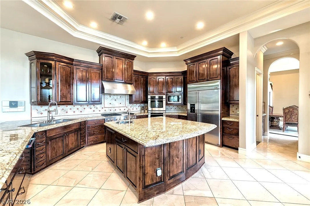 6 bed, 7.5 bath, 7177 sqft, $10,000 — Photo 3