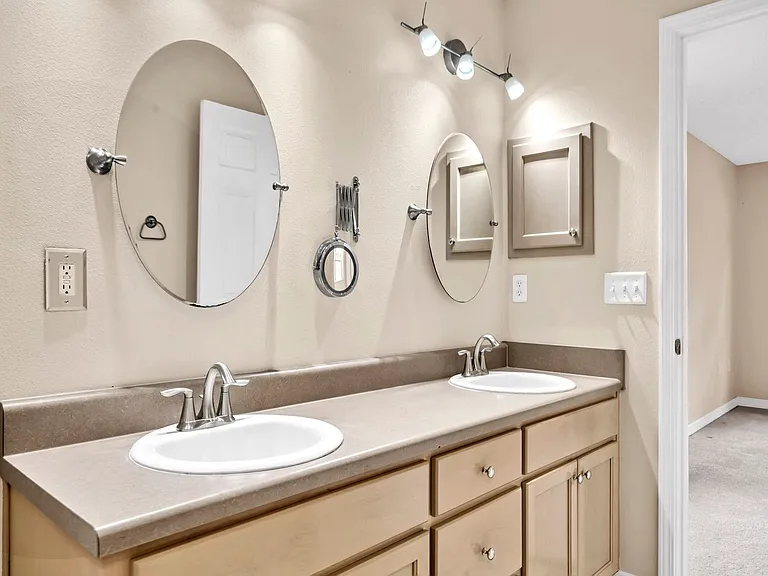 9750 Parker Lake Cir — Photo 15