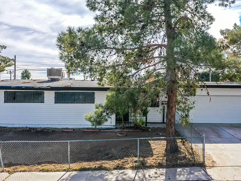 612 N Bruce St — Photo 1