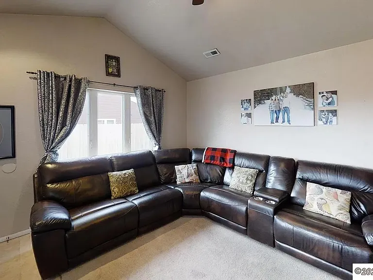 1135 Boswell Dr — Photo 2