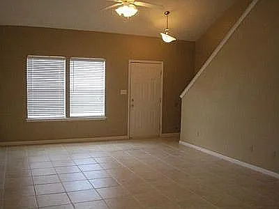 3 bed, 1360 sqft, $1,650 — Photo 2