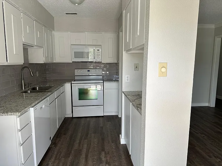 902 Roaring Springs Rd — Photo 1