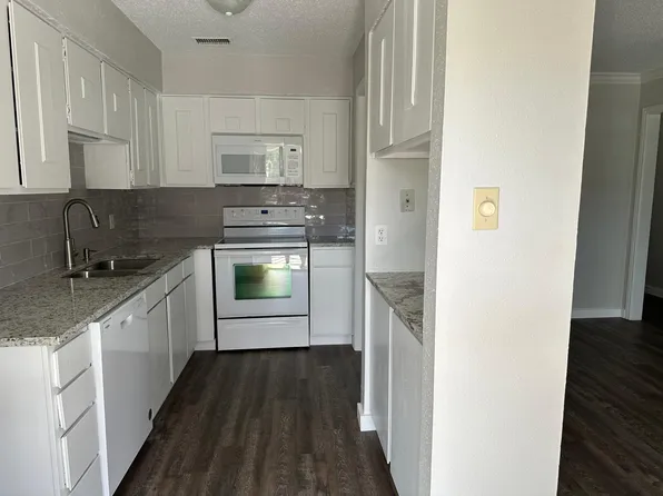 902 Roaring Springs Rd, Fort Worth, TX 76114